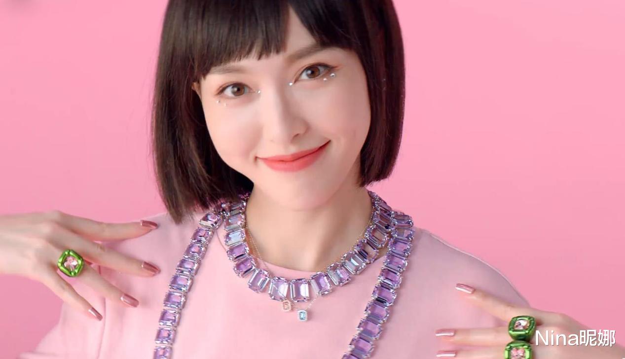 唐嫣|唐嫣罕见剪短发大变样！穿爱豆装变东方版奥黛丽赫本，女团风抢镜