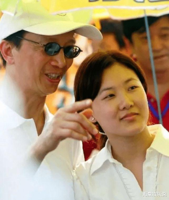 埃博拉疫情|伏明霞69岁富豪老公发际线秃了！甘比12月6日和他合影，太像父女