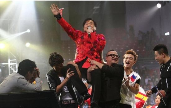 佟丽娅|说好不收礼，看到赵本山的“7000万”大礼，成龙居然欢喜收下！