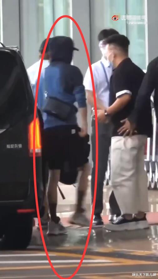 肖战|肖战抵达杭州演《如梦》，工作室发肖战版《天桥故事》，粉丝卷铺盖到天桥打地铺