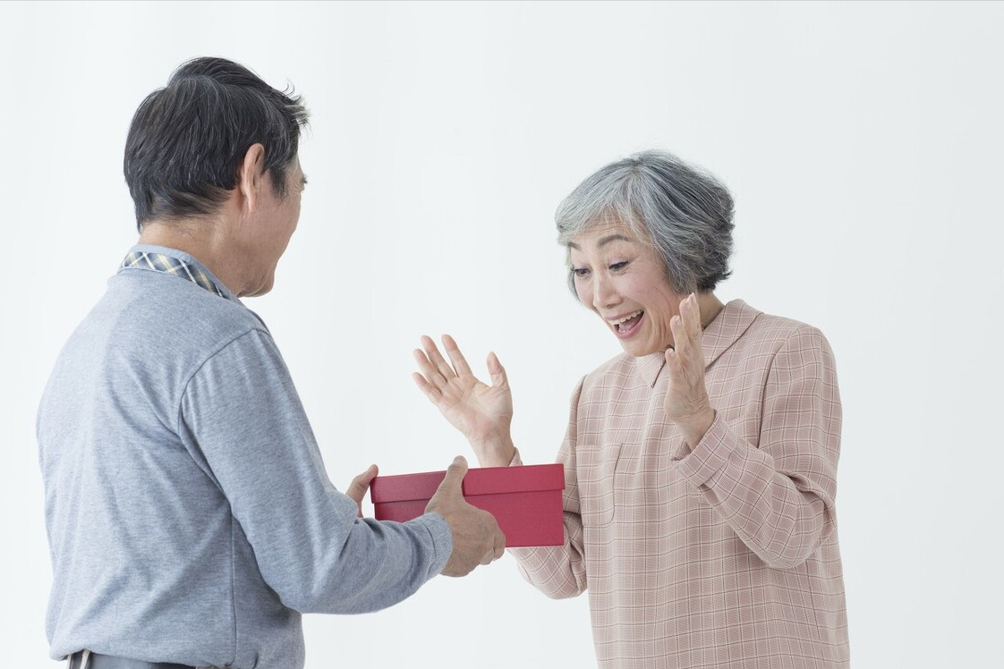 房价|妈过世，爸76岁，找个50岁阿姨，她要求房产更她名，这靠谱吗？