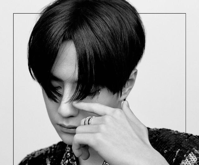 发型|王一博2021首刊来袭！留中分发型，镂空内衣好抢镜