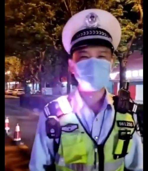 来一碗鸡汤 交警直播普法被撞飞，肇事司机逃逸后又投案自首，该不该重罚？