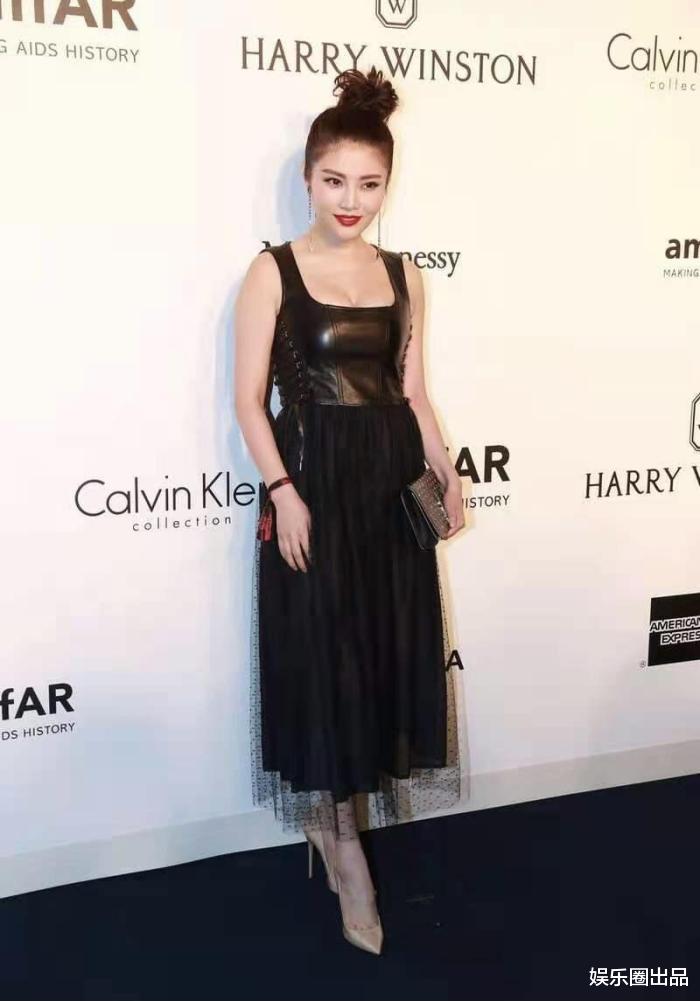 徐冬冬|徐冬冬穿黑色皮裙现身，气质优雅而高贵，裙子太小勒出明显凹痕