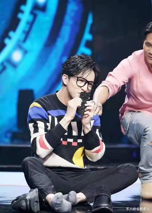 花仙子|明星身高内卷太严重，踩恨天高走红毯，合影狂垫脚，增高垫好明显