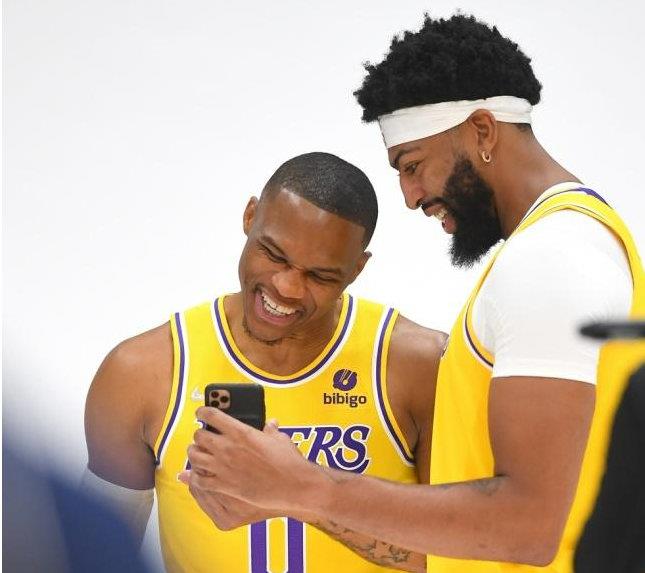 可馨育娃|68+27!湖人双星闪耀圣城,交易威少大获成功,老詹没看错人