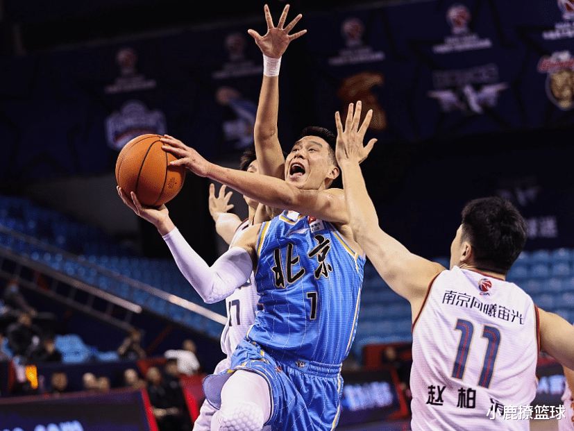 雅尼斯|CCTV5直播！首钢VS广厦巅峰对决，胡金秋火拼双塔，雅尼斯疯狂复仇