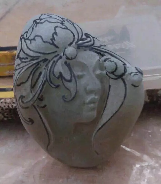 翡翠|低价入手的原石竟切出三彩翡翠，雕琢后惊艳四座！