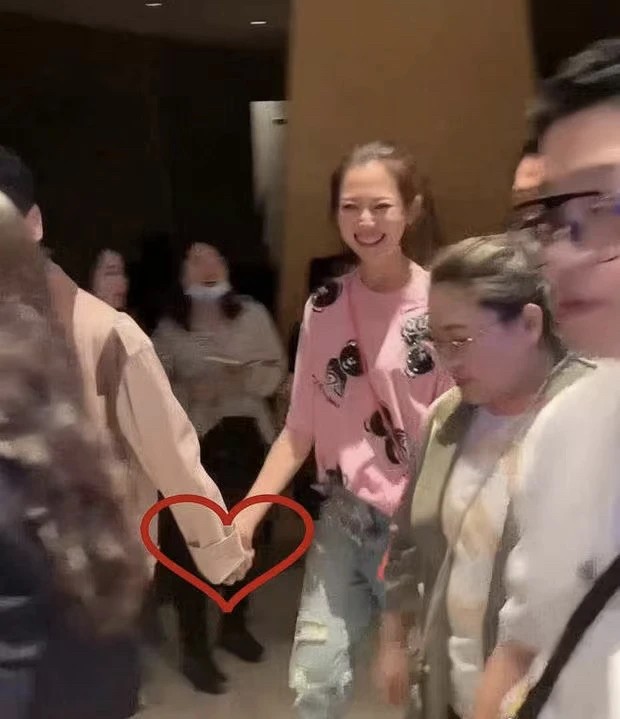 披哥|《披哥》庆功宴曝光，哥哥嫂子无P图状态下，生图模样很真实