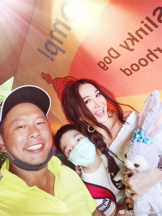 温碧霞|温碧霞过圣诞，55岁不生孩子保养好，富豪老公和养子现身长得像