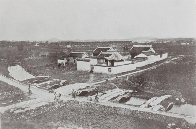 南京|1910年的南京下雪老照片，玄武湖全景，留着长辫的警察，明故宫遗址