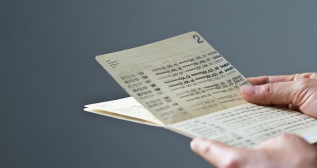 存折又成“香饽饽”?年轻人“扎堆”去银行办“存折”,这是为何