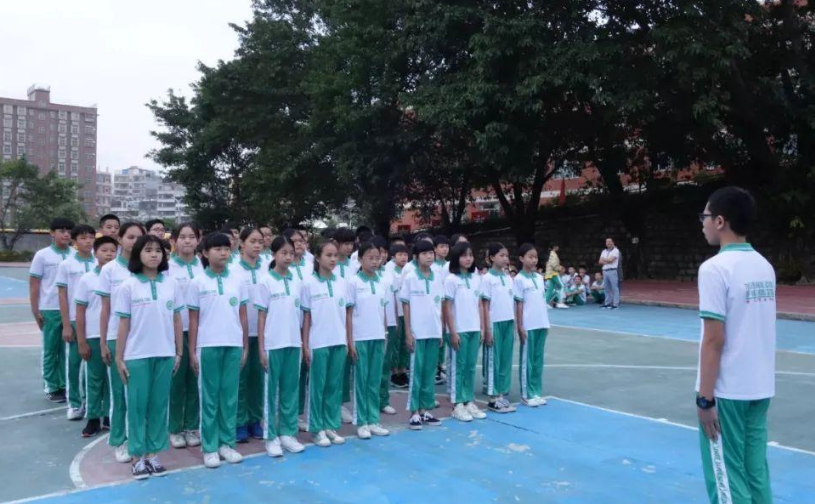 发型|学校要求学生统一发型，标准发型惹争议，女学生哭着说：太丑了