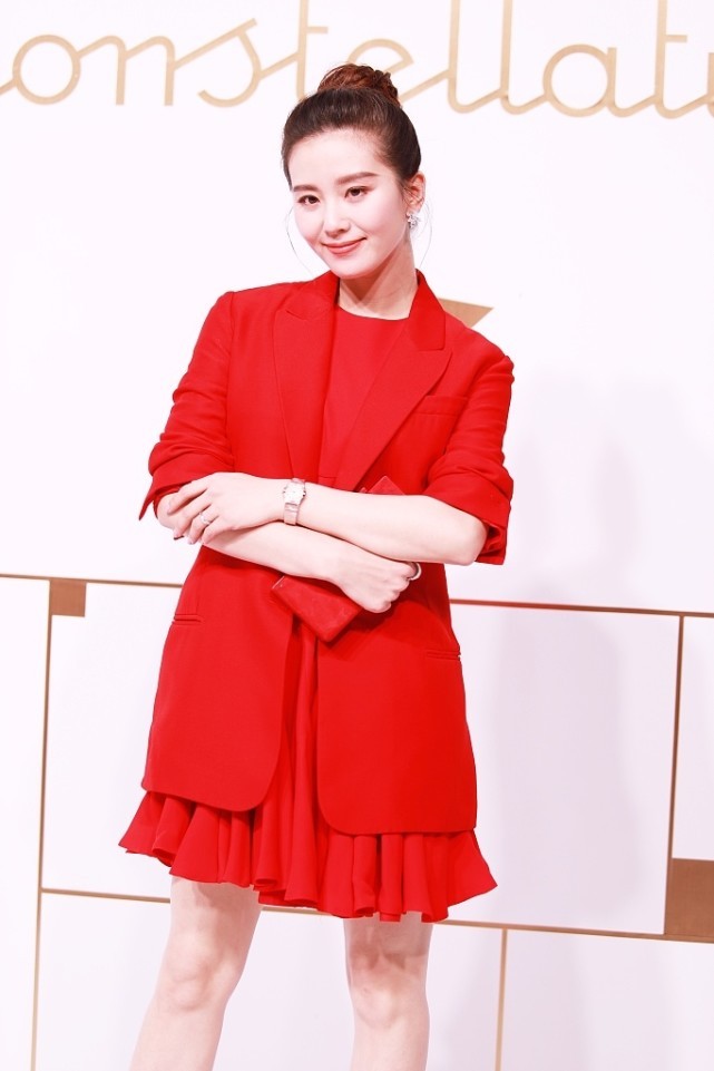 服饰|刘诗诗穿了一抹红裙，由内而外得散发着女人味，真是太撩人了