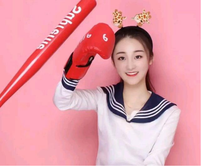 陈亚男|陈亚男18岁毕业照被同学爆光，网友：这大腮帮子，确定这是女人？