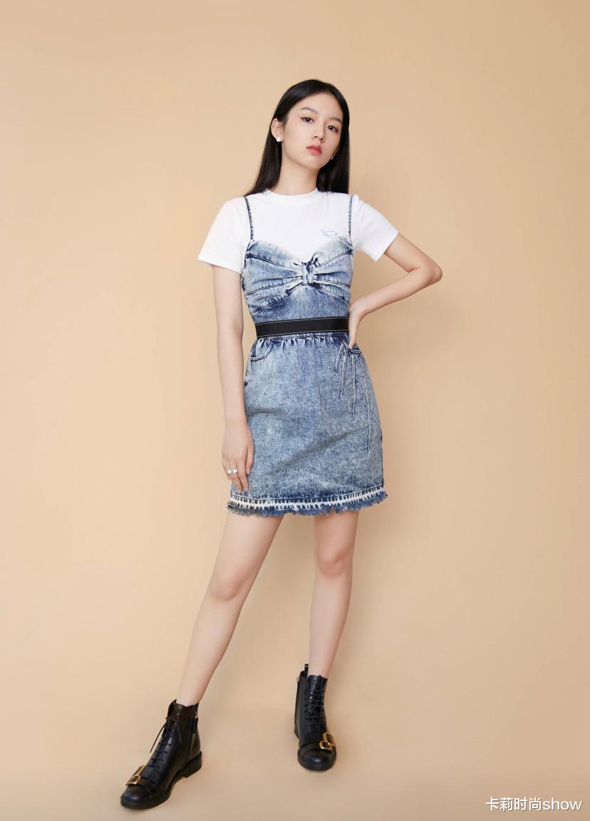 卡莉时尚show|周也的脸看着就很“贵”,就算穿着小清新碎花裙,也有高冷气质