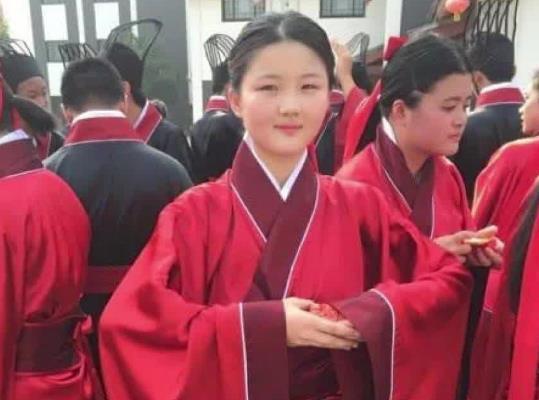 孙楠|51岁孙楠大变样？穿衣打扮走韩范道路，瓜子脸尖下巴太抢镜