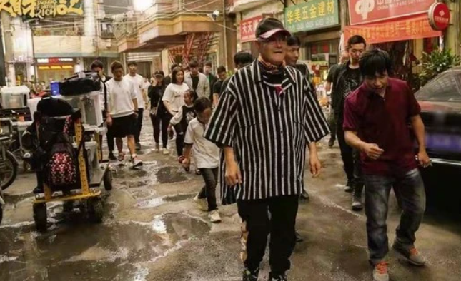 佟丽娅|说好不收礼，看到赵本山的“7000万”大礼，成龙居然欢喜收下！