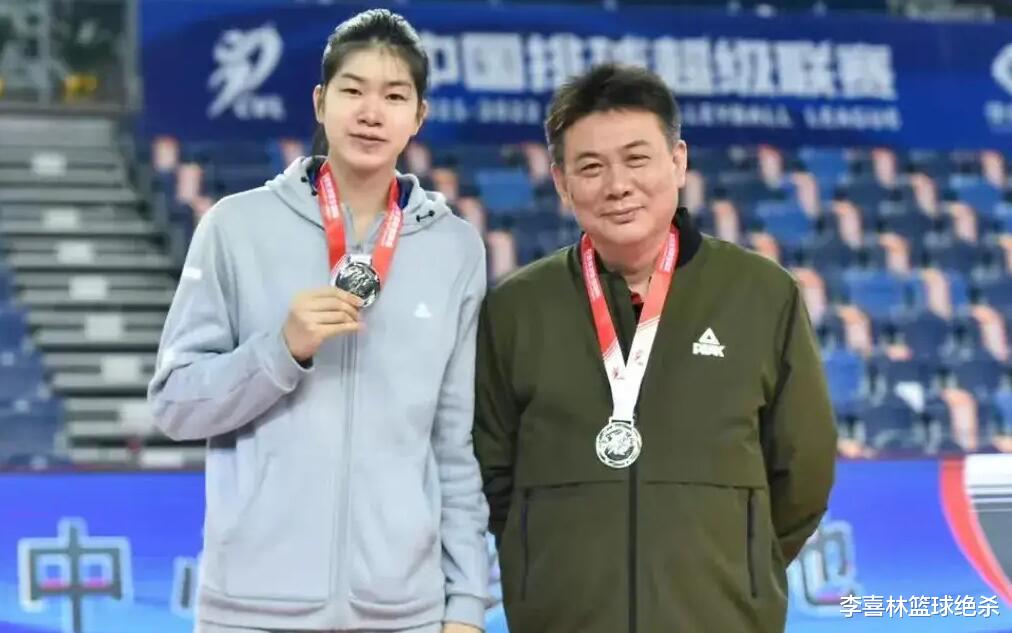 颜妮|接班颜妮！女排又一16岁天才崛起，最年轻副攻拦网比肩世界冠军