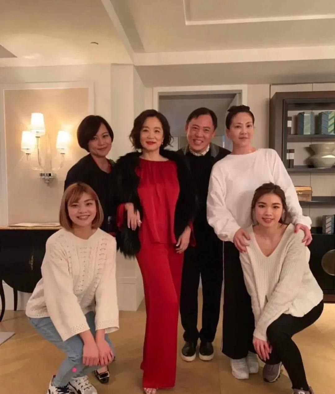 马尾辫 林青霞短发烫微卷很时髦，一身红装配黑披肩，人群中可以美成焦点