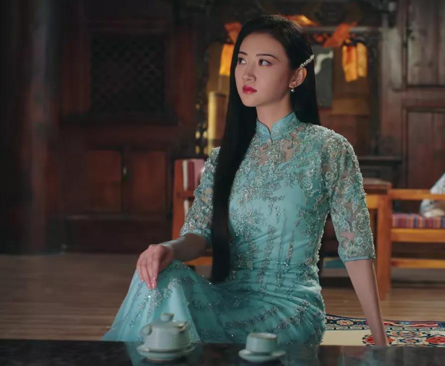 景甜|富贵花景甜背后的两个男人：一个有钱宠她无边，一个有名助她翻身