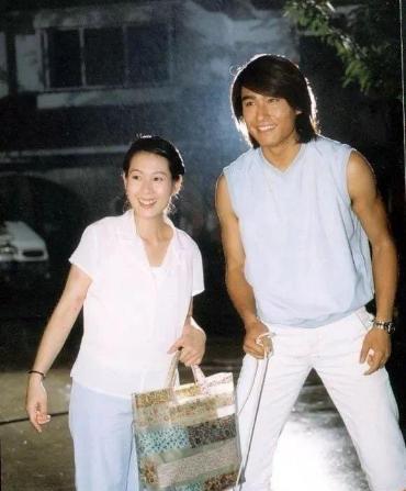 胡兵|“中国第一男模”胡兵晒病床照，年过半百未结婚，惹网友担心