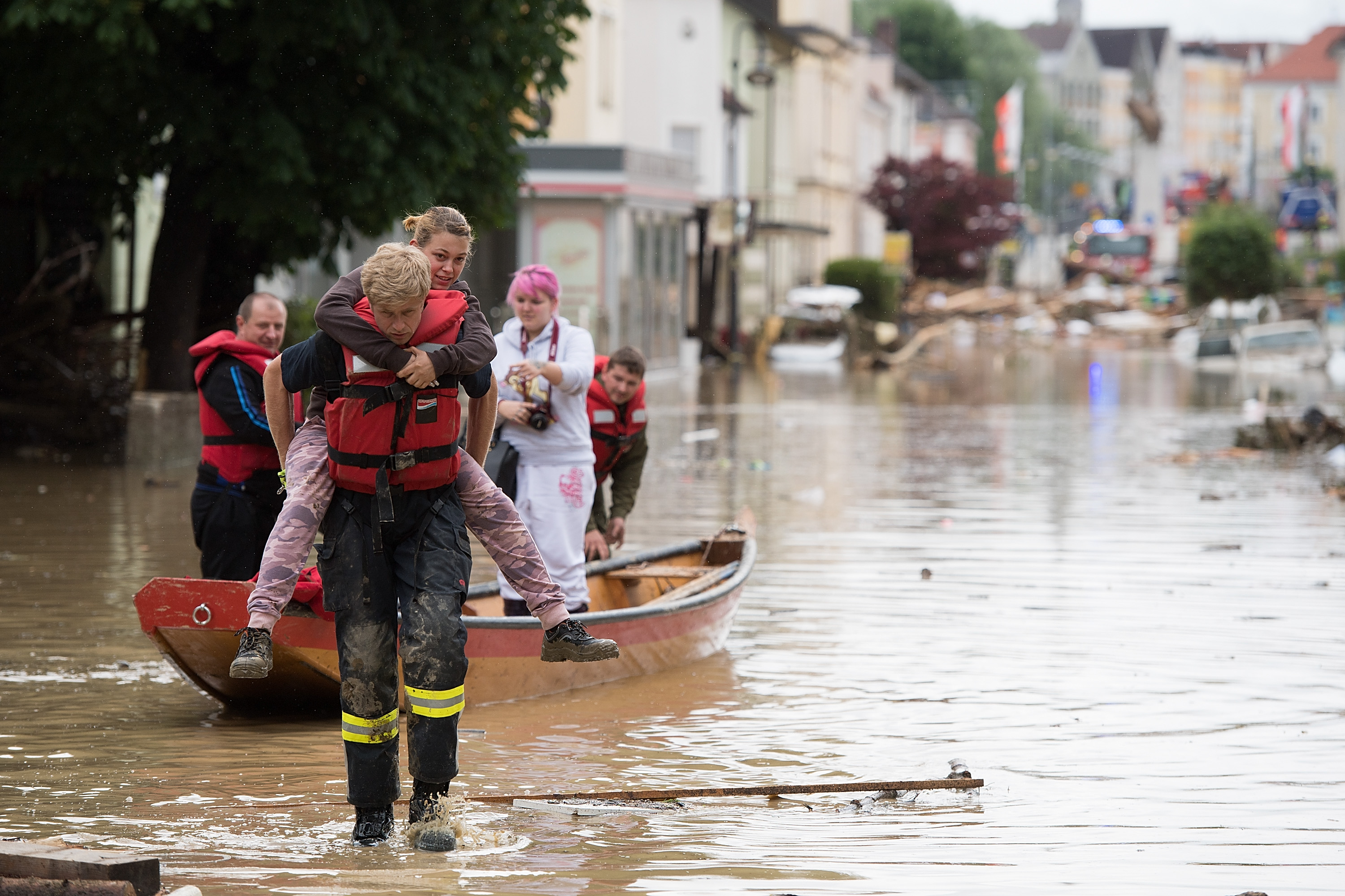 久见菌菌|BBC嘲讽郑州海绵城市?欧洲失联超过百人,却无心自我反省