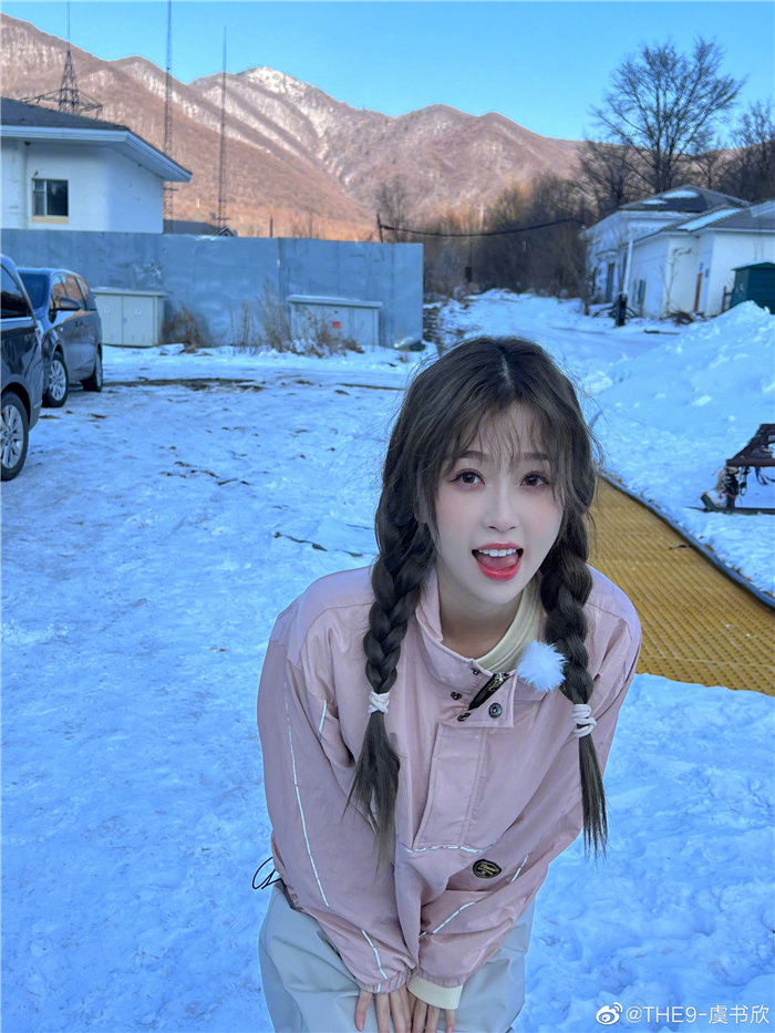 虞书欣|上海甜妹变辣妹！虞书欣豹纹抹胸短裙潇洒热辣 驾驭百变风格