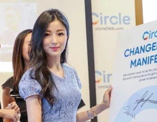 范上官|金融女神陈可欣:差点成赌王儿媳,夺闺蜜男友,激情舌吻不堪入目