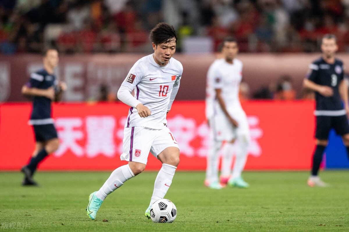 李铁|李铁真自信!里皮和高洪波都无能为力之人,他却一心想培养成核心