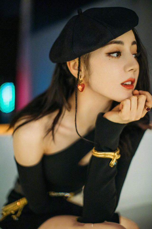 赵丽颖|必备单品！热巴的贝雷帽，赵丽颖的针织衫，吴宣仪的牛仔外套 。