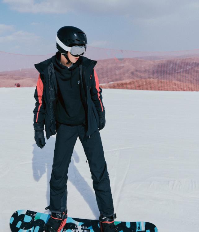 育妈计|不愧是潮流icon，黄明昊把被子穿身上，网友：妈见打系列？