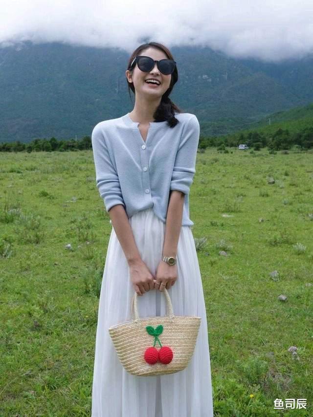 鱼司辰|秋季小个子该怎么穿？针织开衫搭配白色半身裙，显得仙气十足