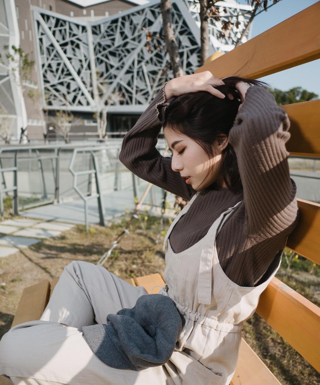 百里守刖|咖色的针织衫,长袖的设计适合初秋的季节穿搭,时尚又复古