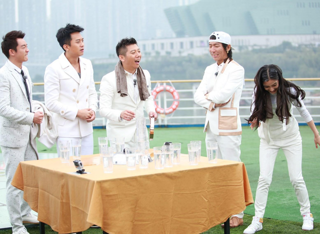 奔跑吧兄弟|《跑男》中只有他不敢喝安慕希，喝一口就是天价，再渴都只敢喝水