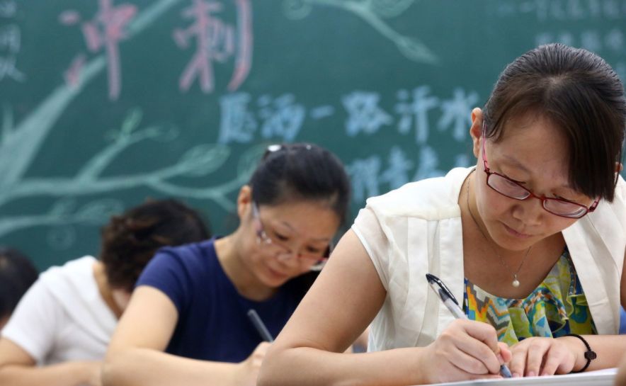 教师|多地中小学职教人员短缺，数据却显示“超编”，老师去哪了？