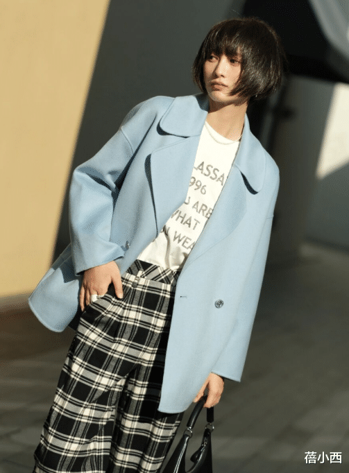 红薯 短发女孩别装嫩了，试试“大女人风”大衣look，让你又飒又美！