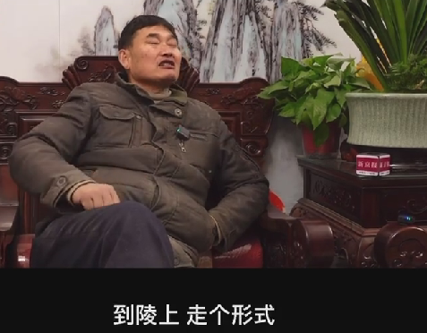 朱之文|大衣哥反对下跪拜年：我不跪天不跪地！网友：演出为什么下跪呢