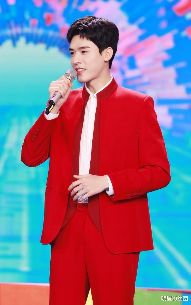 龚俊|龚俊回村吃流水席被拍，毫无明星架子很接地气，气质与众不同