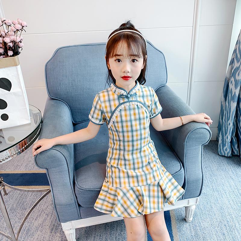 哑铃妈妈|妈妈给3岁女宝穿“奶辣风”童装惹争议：穿衣虽有自由但也得有度