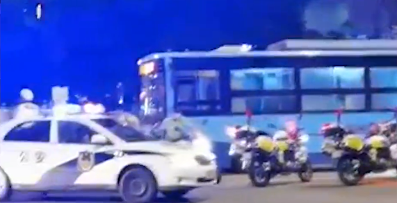 悦姐ya|痛心！广东23岁男子公交车上持刀伤人，致2死3伤