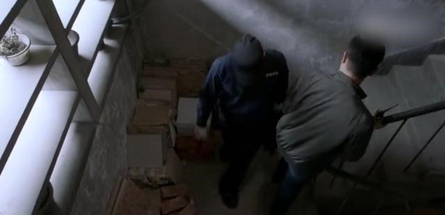 谁是凶手|全网都在猜谁是凶手，其实片头的相片上就有凶手，还用猜吗？