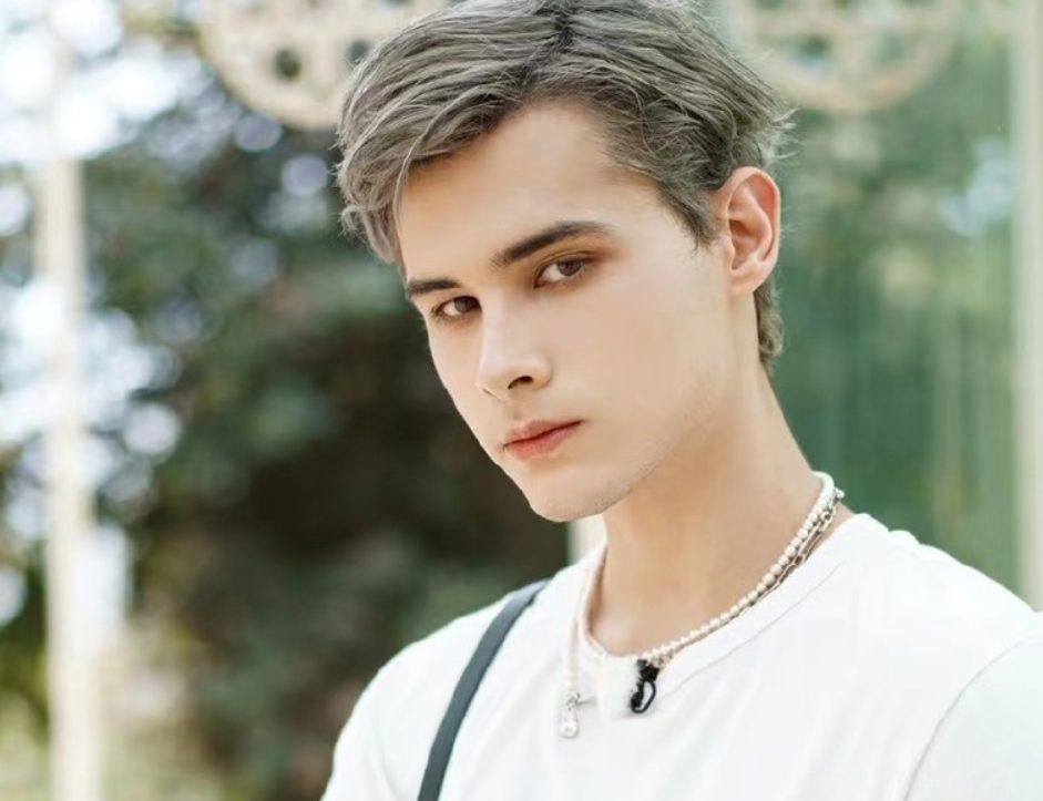 李大能耐 笋丝后悔没让利路修出道，在机场被围堵后，利路修竟淡定自拍