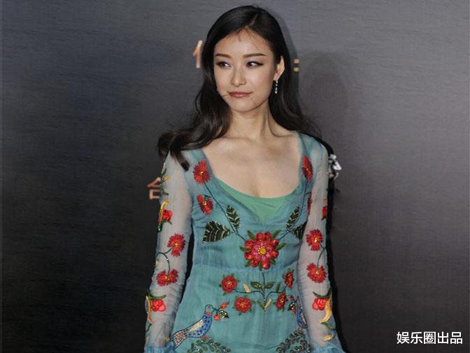 唐嫣|倪妮穿印花长裙亮相，脸型变化太大引起热议，1小时流量超过800万