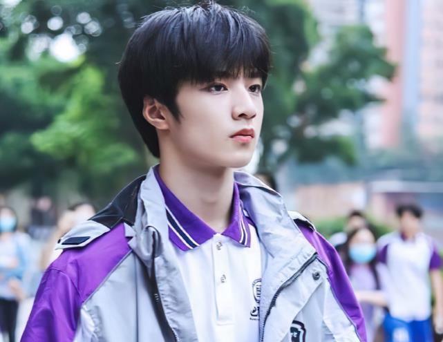 刘耀文|刘耀文上课照公开，女同桌颜值很高像明星，难怪小刘想坐她身旁