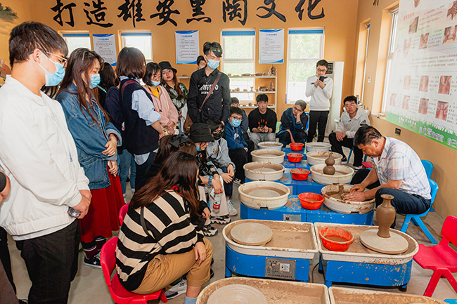 燕赵时讯 河北工业大学建筑与艺术设计学院师生走进雄州黑陶拙匠艺术馆