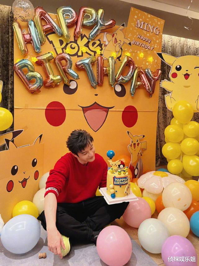 黄晓明|黄晓明庆44岁生日，独捧蛋糕身旁不见妻儿，Baby连续两年未送祝福