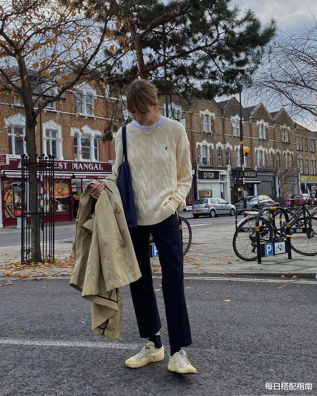 每日搭配指南|秋天想穿得好看，颜色很重要，这个“高级色”安排上，温柔且高级