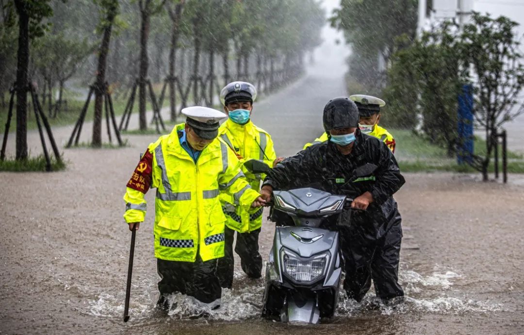 沭阳 沭阳一男孩大雨中欲跳河轻生！