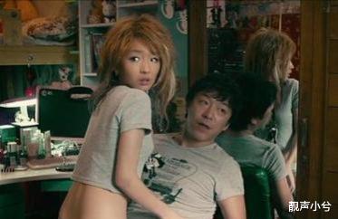 周冬雨|?当年，周冬雨出演《心花路放》时，导演对周冬雨说：你把裤子拉下一点